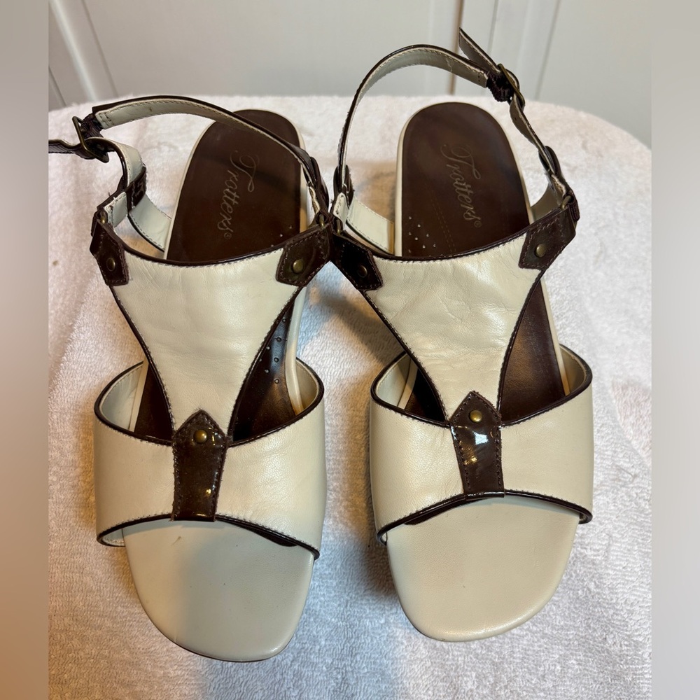 Trotters Two-Tone Sandals | Size 8.5 | Cream & Brown